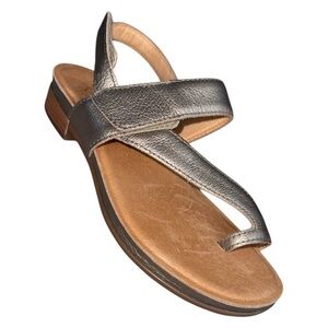 Brioso Dorado Dark Gold Leather Toe-Loop‎ Flat Sandals Size 8